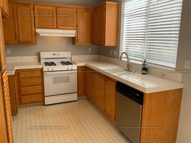 Building Photo - Your New Home Awaits: 3-Bedroom Beauty in ...