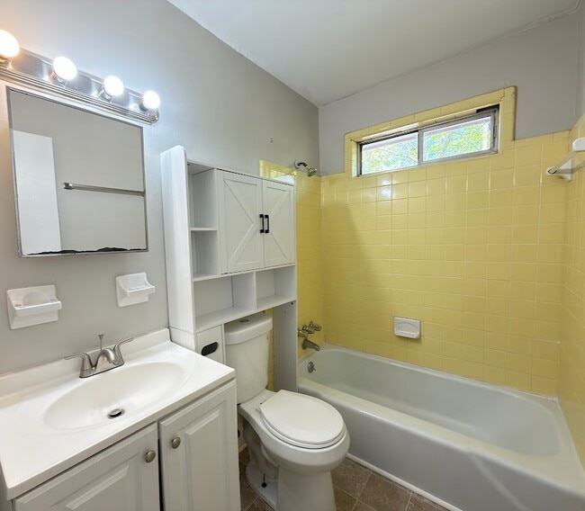 Building Photo - 1741 Ricardo St