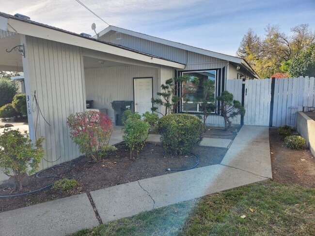 Building Photo - Selah 3br 1ba duplex with carport and WATE...
