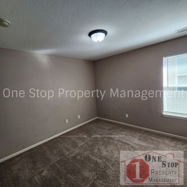 Building Photo - Generously Sized 3 bedroom, 2.5 bathroom i...