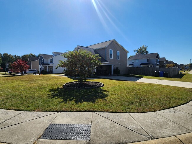 Building Photo - Fabulous 3 bed 2.5 bath home In Cape Fear ...