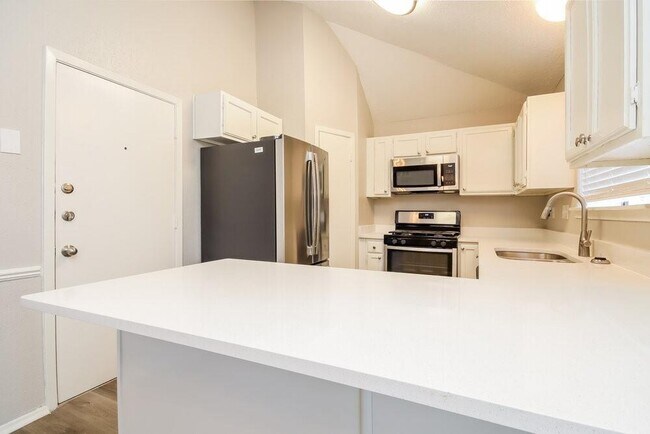 Building Photo - 5014 Meadow Crest St