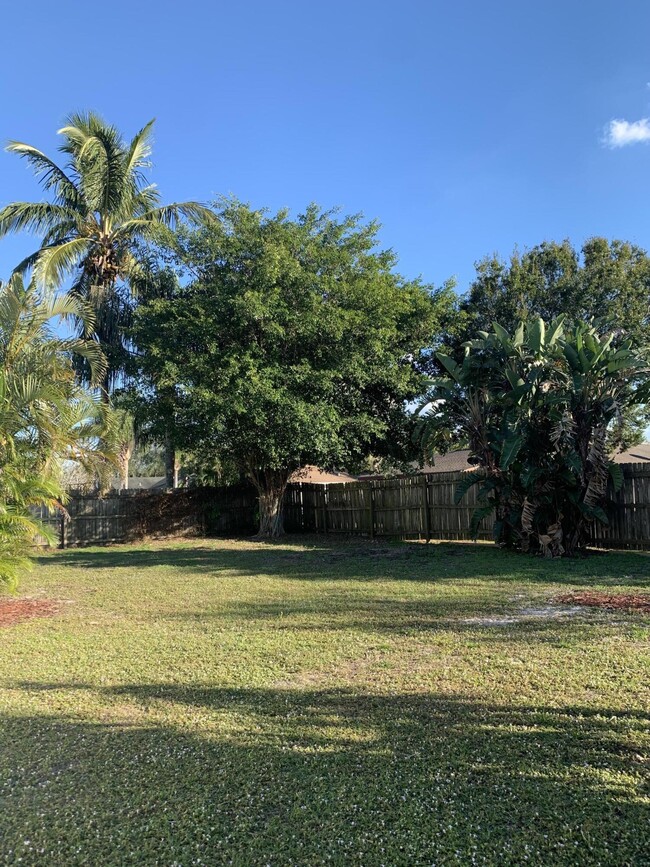 Building Photo - 598 NE Maranta Terrado