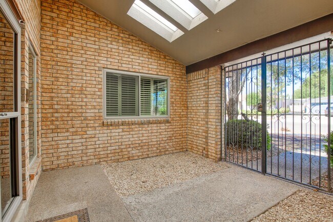 Building Photo - Stunning eastside rental in highly desirable area!