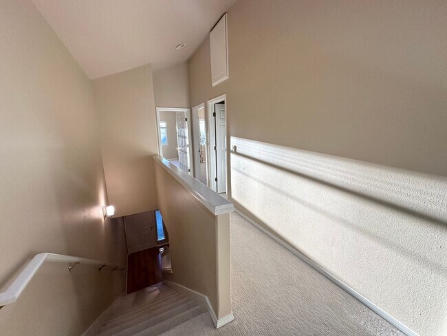 Building Photo - Beautiful 3 Bedroom Townhouse in West Linn!