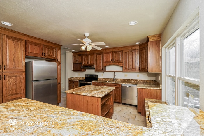 Building Photo - 15635 Legend Springs Dr