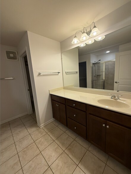 Master bathroom - 2719 Pinebrook Rd