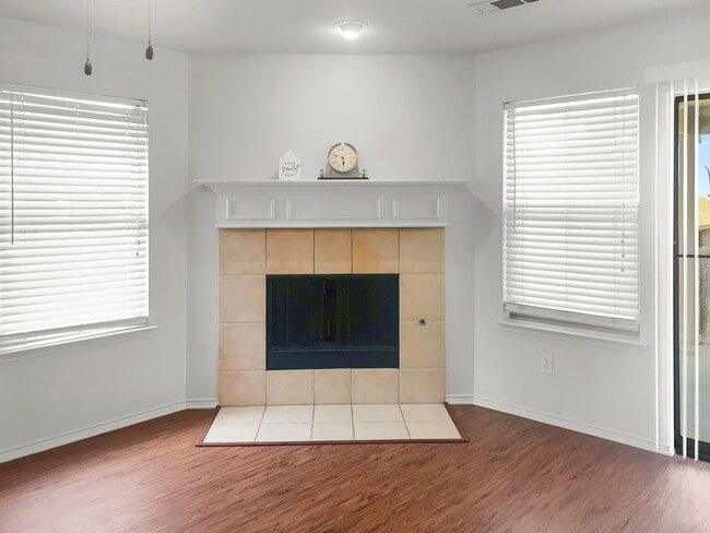 Building Photo - Spacious 1 Story Home!