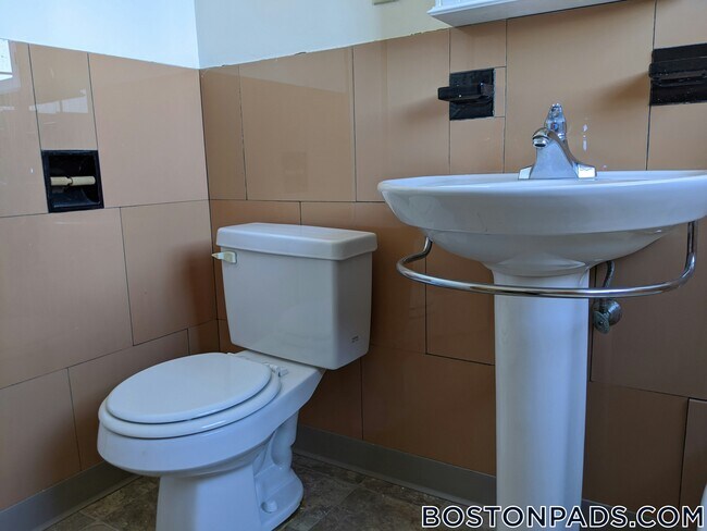 Building Photo - 550 Belmont St