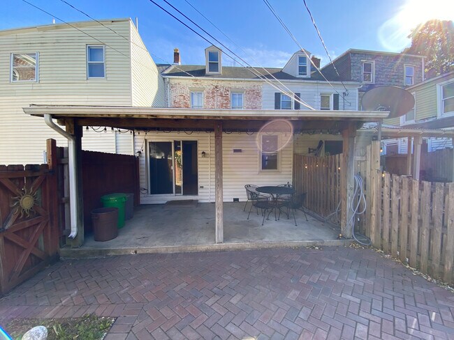 Building Photo - 815 W Gordon St