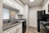 Building Photo - 8701 Town Park Dr