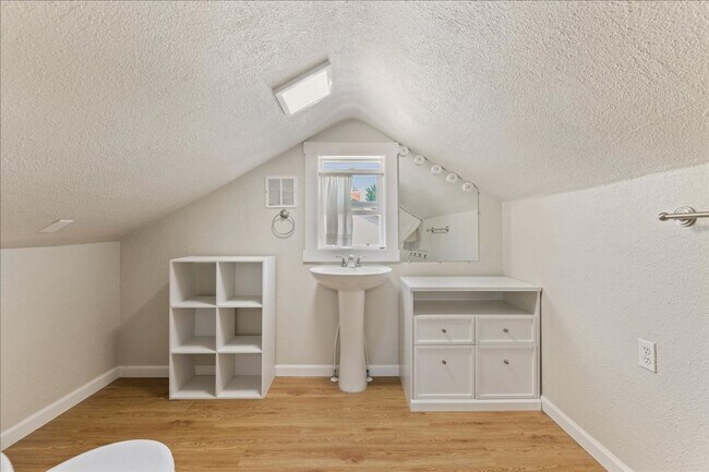 Building Photo - Remodeled 5 Bedroom Home Close to Boise St...