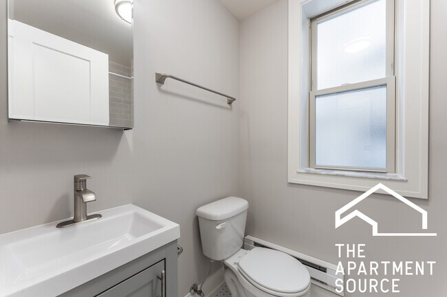 Building Photo - 640 W Wrightwood Ave