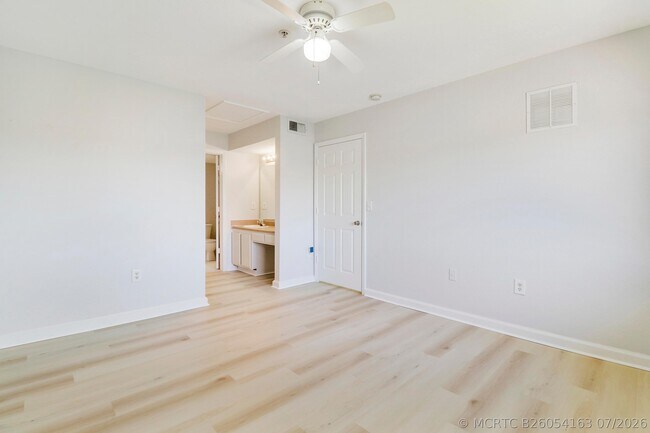 Building Photo - 121 SW Palm Dr
