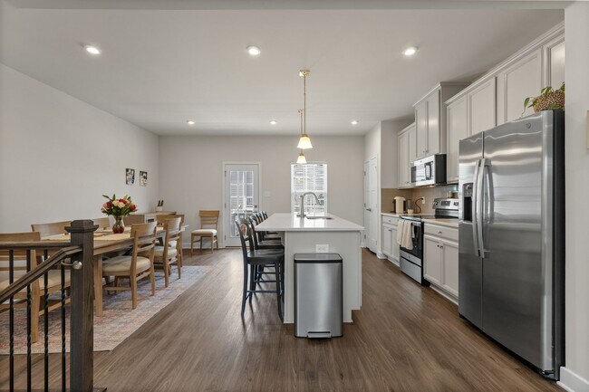 Building Photo - Luxurious three-story townhome with owner's suite and high-end finishes