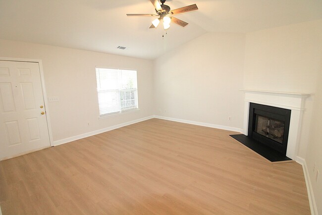 Building Photo - Newly Renovated 2 Bedroom Townhome!!