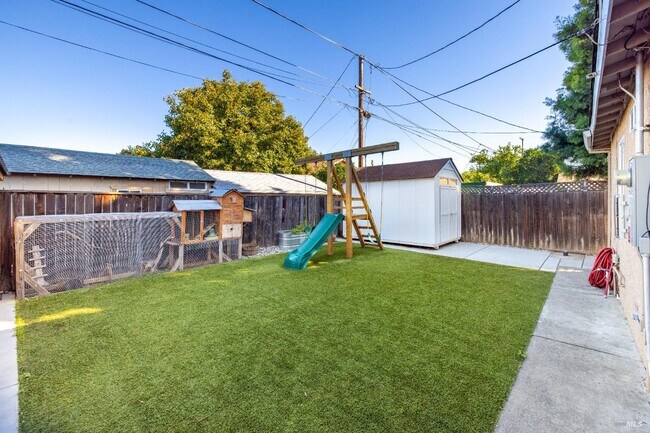 Building Photo - 372 Acacia St