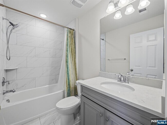 Building Photo - 18 Litchfield Ln