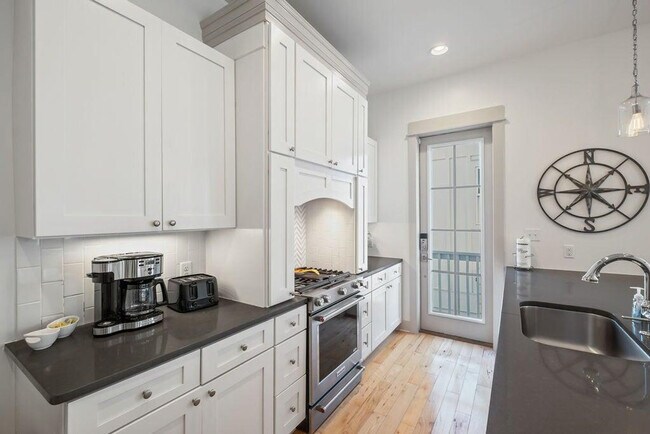 Building Photo - 110 E Blue Crab Loop