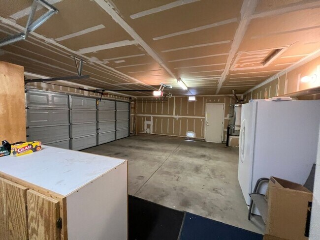 Building Photo - 4 bedrooms with 3 car garage in Rose Lane ...