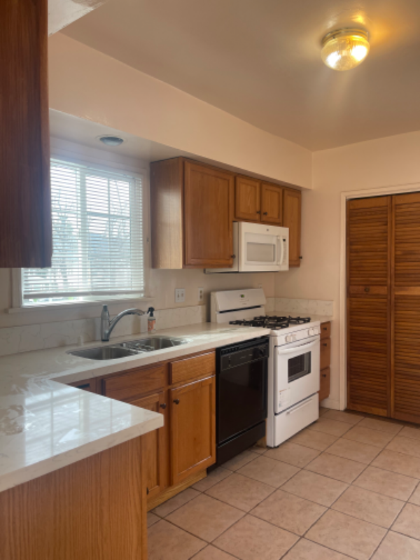 Building Photo - 717 W Glenoaks Blvd