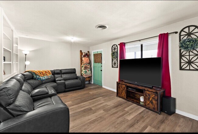 Building Photo - AVAILABLE BEGGINING OF JUNE ; APPLY ON OUR WEBSITE TODAY!!!