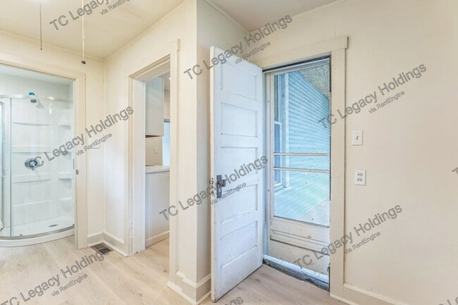Building Photo - 907 Floral Ave