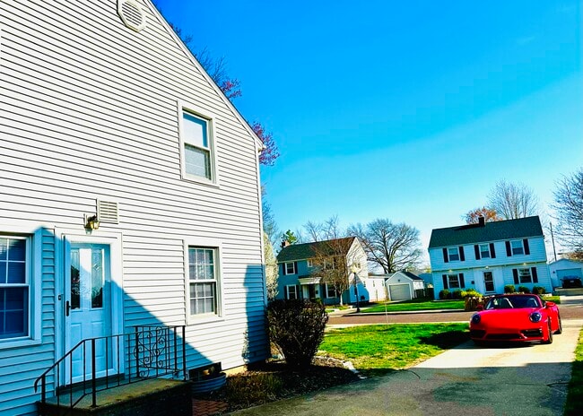 Building Photo - 913 W Stratford Dr