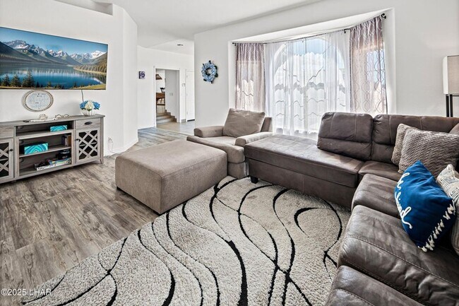 Building Photo - Long Term Rental heated pool & hot tub