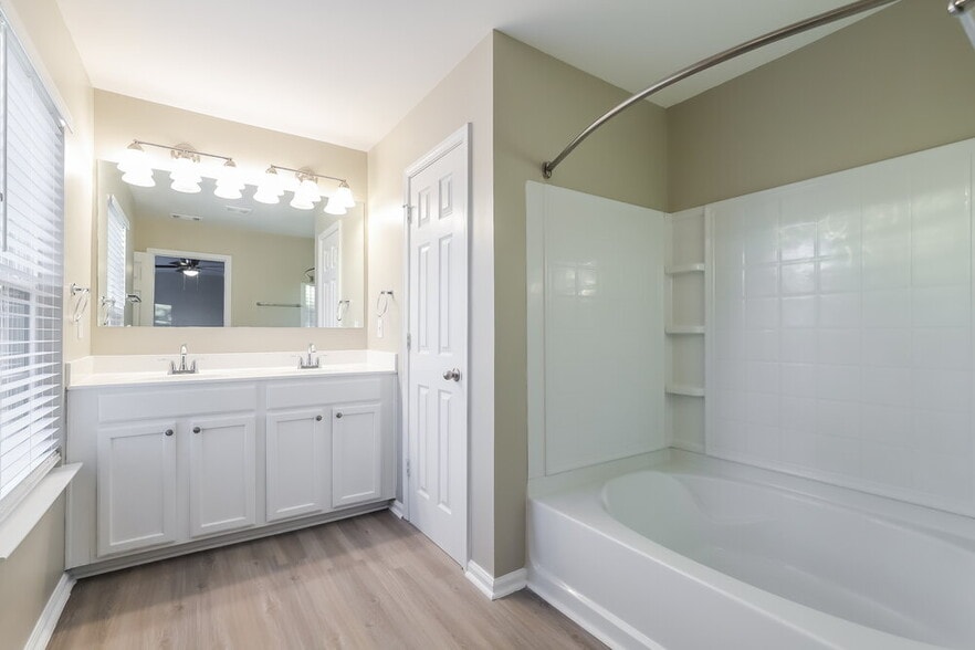 Building Photo - 2305 Mayfair Dr