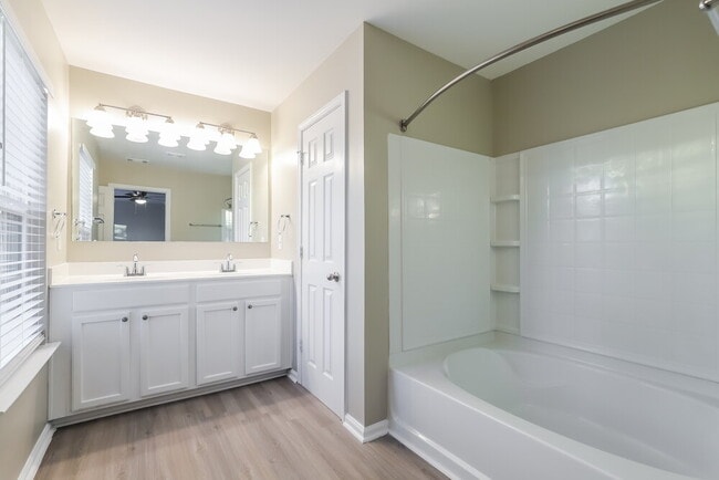 Building Photo - 2305 Mayfair Dr