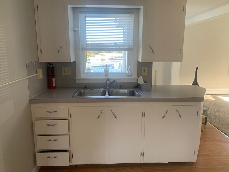 Building Photo - 1160 Hooksett Rd