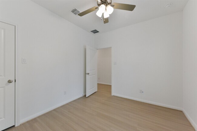 Building Photo - 13602 Pine Dr