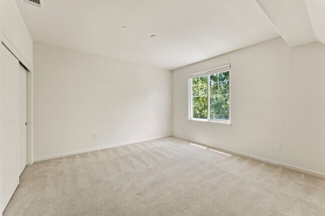 Building Photo - SUNNY TOWNHOME NEAR TRAILS STYLISH, FUNCTIONAL, & VERY ACCESSIBLE
