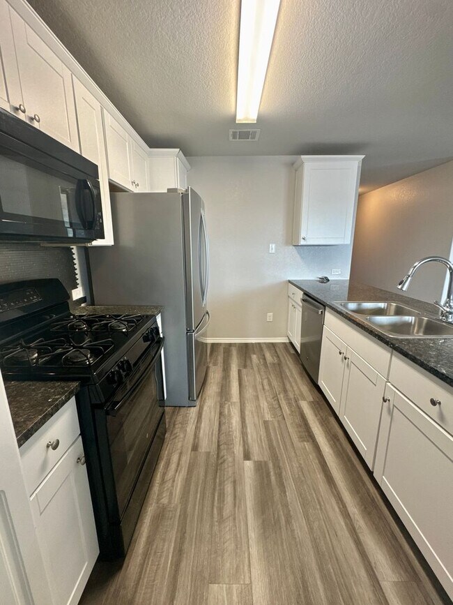 Building Photo - AVAILABLE IN BULVERDE!  In Hidden Trails S...