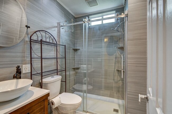 Building Photo - Charming and Spacious Home!