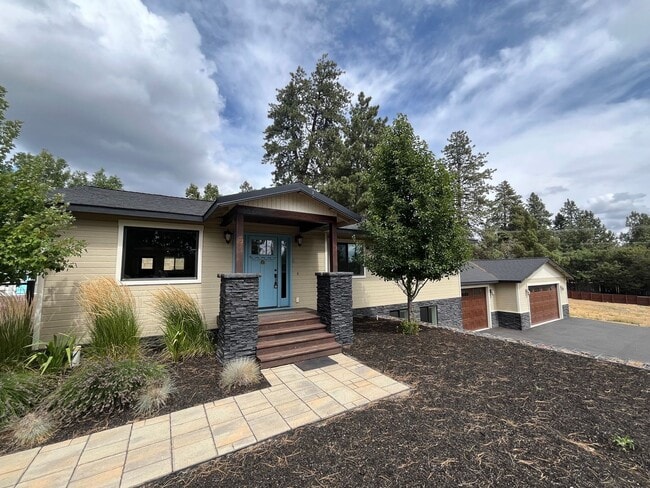 Building Photo - Amazing 4 Bed/3 Bath Home on One Acre with...