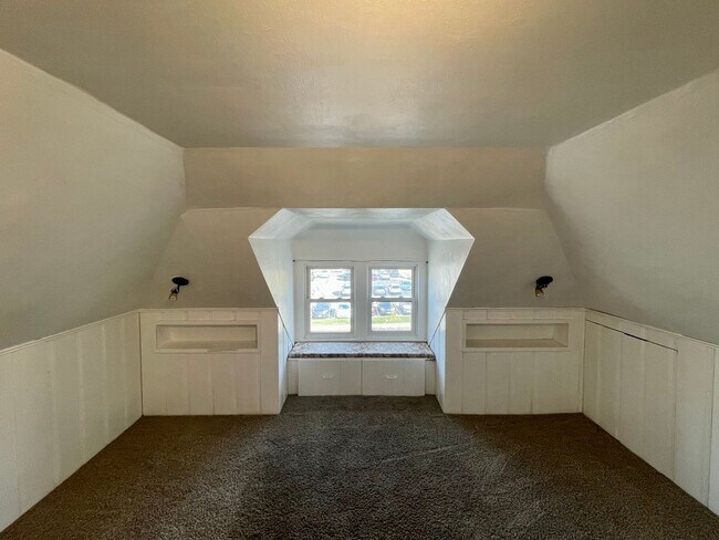 Building Photo - 103 7th Ave NW