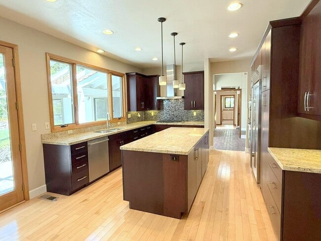 Building Photo - Sprawling ranch home located in highly des...