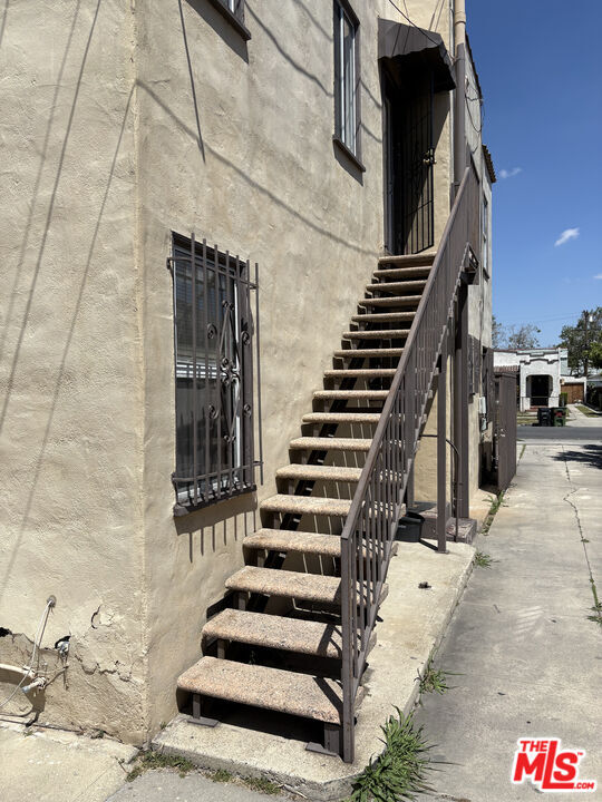 Building Photo - 1050 W 60th Pl