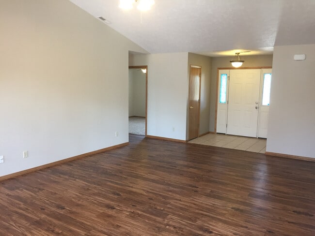 Building Photo - 653 Walnut Ridge St