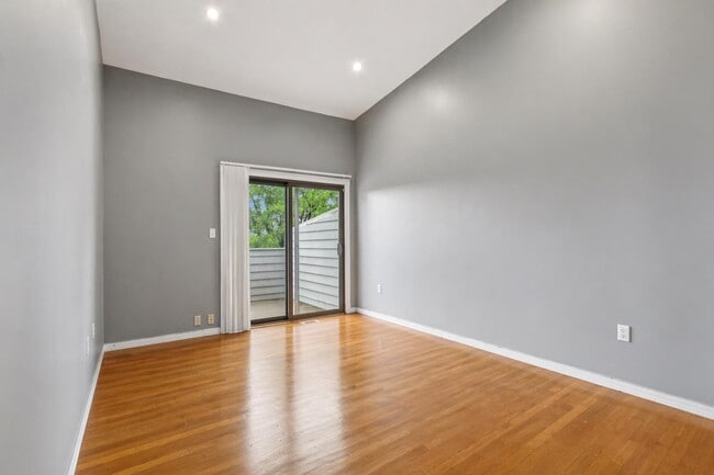 Building Photo - 804 Spinnaker Ct