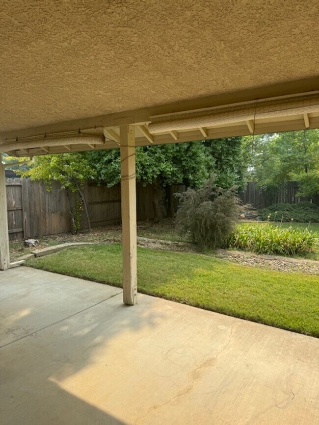 Building Photo - Home in Country Heights with Landscaping i...