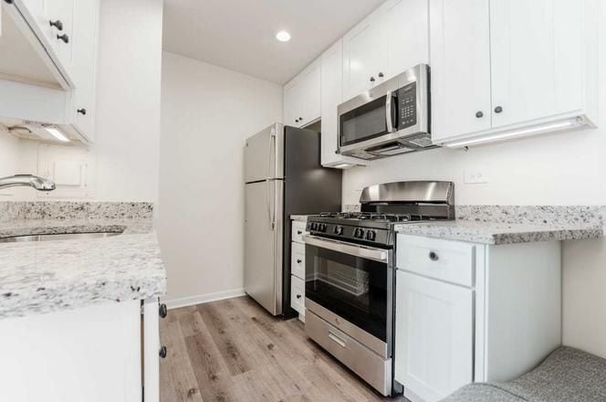 Building Photo - 424 W Oakdale Ave