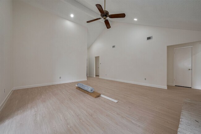 Building Photo - 15934 Barbarossa Dr