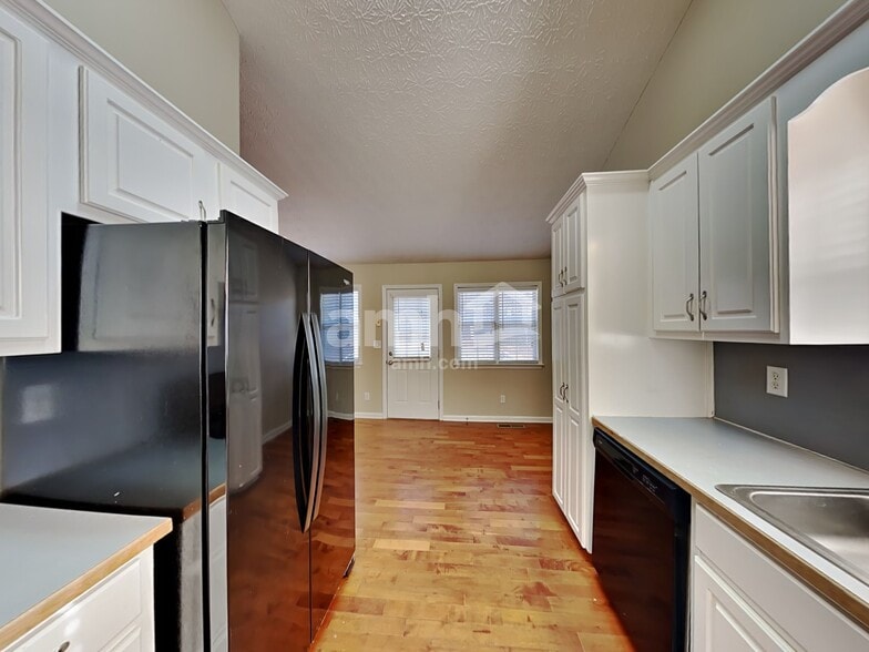 Building Photo - 508 Silver Maple Ln