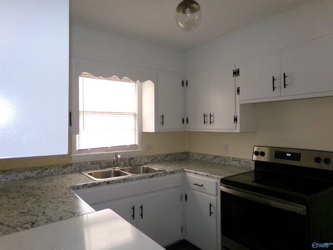 Building Photo - 112 Drake Ave SW