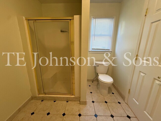 Building Photo - Charming 3-Bedroom Home with Rocking Chair Porch and Screened Back Patio