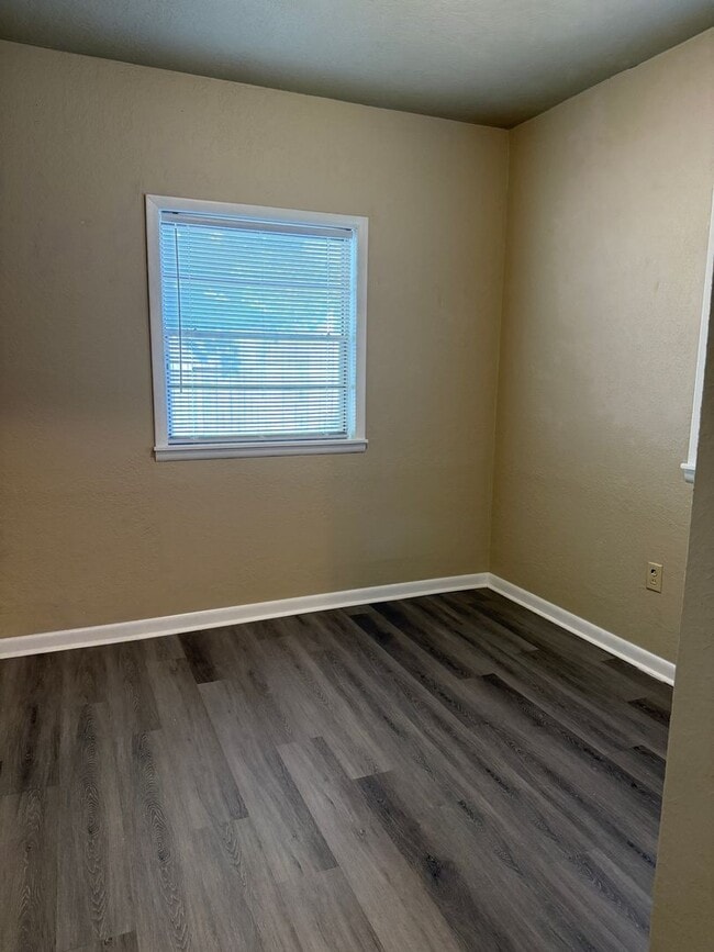 Building Photo - CUTE 3 BDRM 1 bath HOME with garage