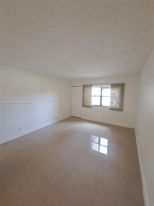 Building Photo - 240 Lakeview Dr